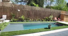 Jolie maison en pierre avec piscine